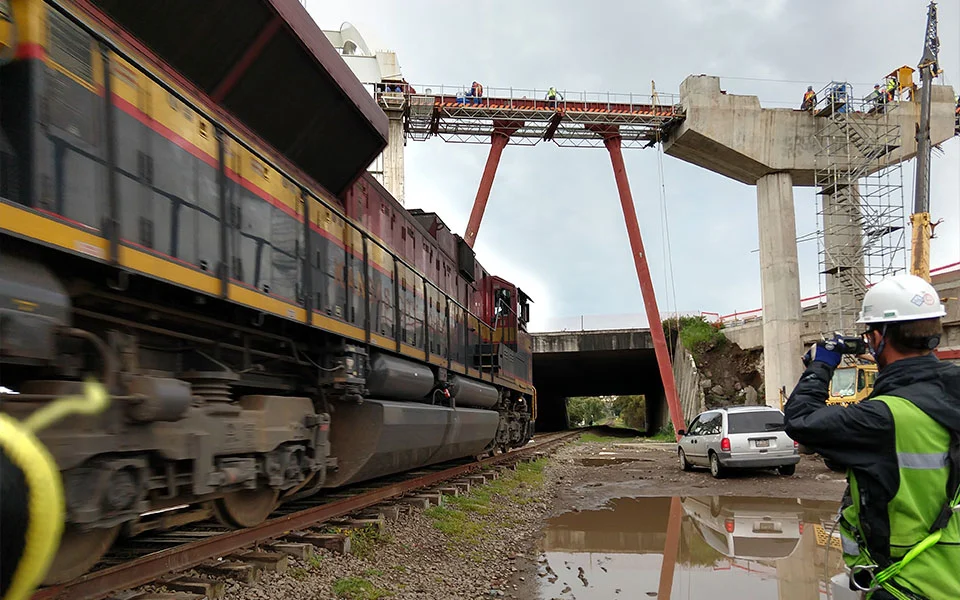 ARCO METÁLICO TREN INTERURBANO MÉXICO-TOLUCA