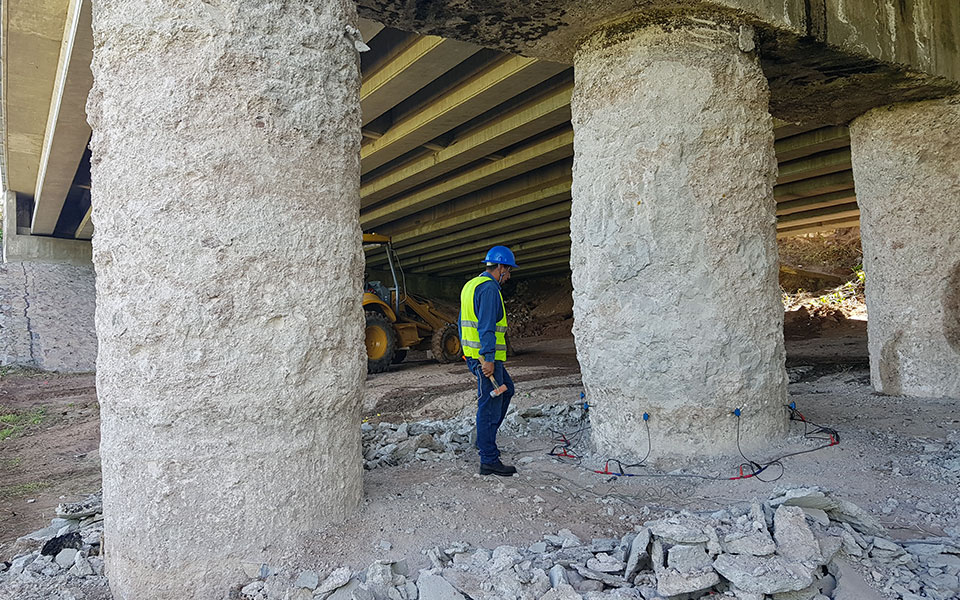 Conexión de geófonos a sismógrafo para prueba sísmica y de integridad, Viaducto Sin Nombre Km 258, Autopista México – Acapulco, Guerreo México