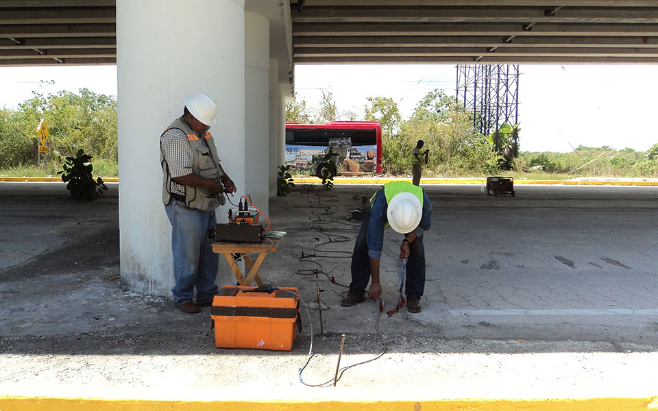 Ejecución de Tomografía Eléctrica para detectar anomalías geológico – geotécnicas, Estructura carretera Playa del Carmen – Cancún, Quintana Roo México